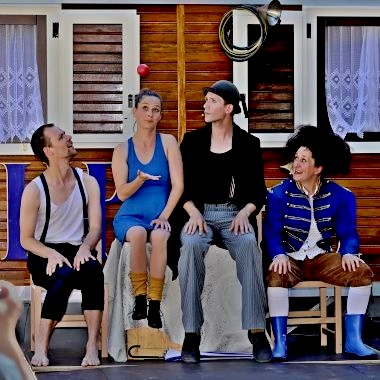 Kleines Fest - LaPoesia - Spektakel am Zirkuswagen Kleines Fest - LaPoesia - Spektakel am Zirkuswagen