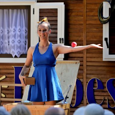 Kleines Fest - LaPoesia - Spektakel am Zirkuswagen Kleines Fest - LaPoesia - Spektakel am Zirkuswagen