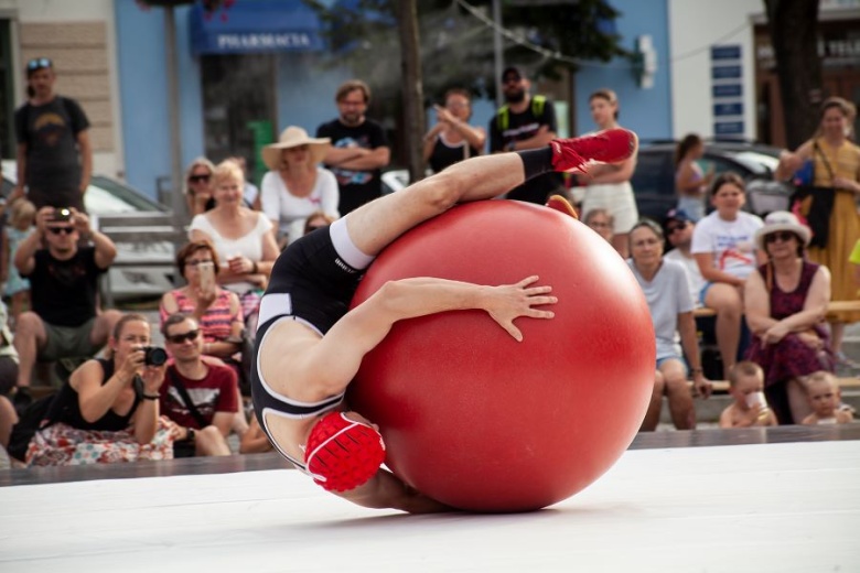 Kleines Fest - Roman Škadra - Absurd Hero