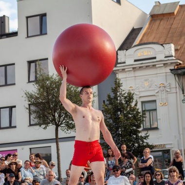 Kleines Fest - Roman Škadra - Absurd Hero Kleines Fest - Roman Škadra - Absurd Hero