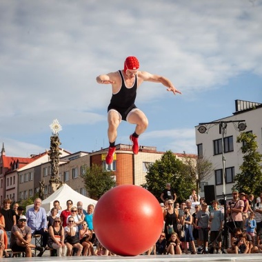 Kleines Fest - Roman Škadra - Absurd Hero Kleines Fest - Roman Škadra - Absurd Hero