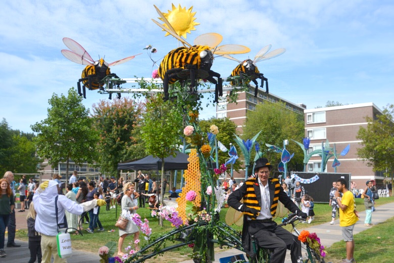 Kleines Fest - Circus Theater Vladimir - Bee Happy