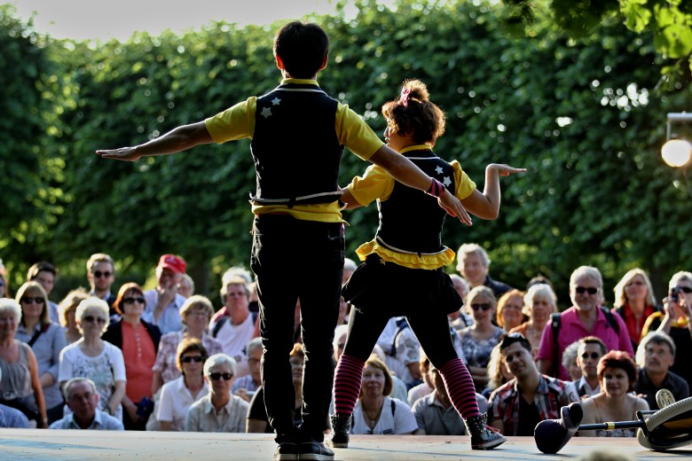 Kleines Fest - Witty Look - Unicycle Circus Theatre CHEEKY! & DAIKI