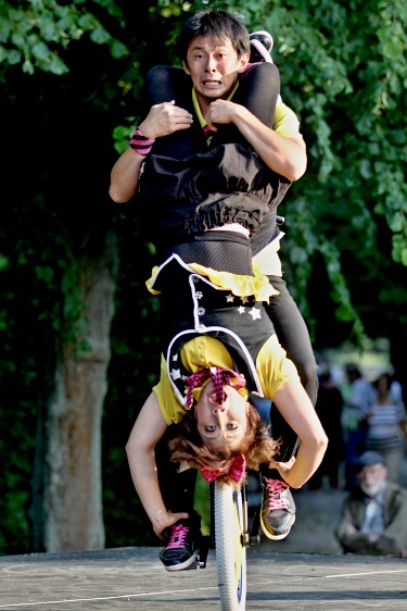 Kleines Fest - Witty Look - Unicycle Circus Theatre CHEEKY! & DAIKI Kleines Fest - Witty Look - Unicycle Circus Theatre CHEEKY! & DAIKI