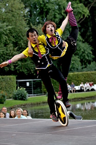 Kleines Fest - Witty Look - Unicycle Circus Theatre CHEEKY! & DAIKI Kleines Fest - Witty Look - Unicycle Circus Theatre CHEEKY! & DAIKI