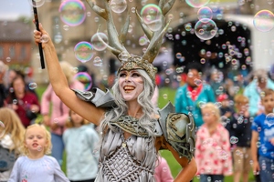 Bubble On Circus  20250803 Lu AKu  6278 1920x1280