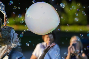 Bubble On Circus  20260724 BP AKu  9019 1920x1280