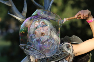 Bubble On Circus  20260724 BP AKu  9043 1920x1280