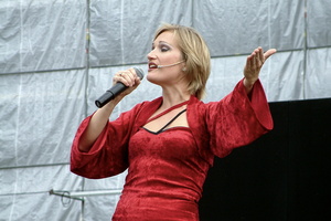 005   KF Begruessung Bencha Theater  20050812 Lu Den  135