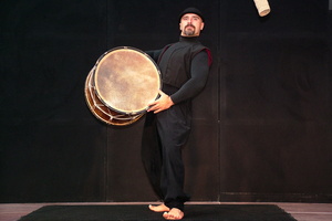 187   Two Hands Theatre  20050813 Lu AKu  120